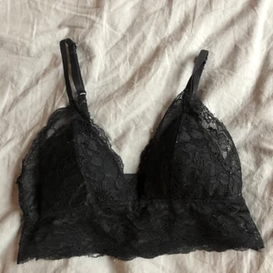 Bralette - Jättesöt svart bralette, minns inte var den kommer ifrån (tror h&m)🤍🤍 Den är både snygg och bekväm, passar bäst under en mechtopp eller ett linne!! Denna är förliten nu men har bara använts 2-3 gånger. 