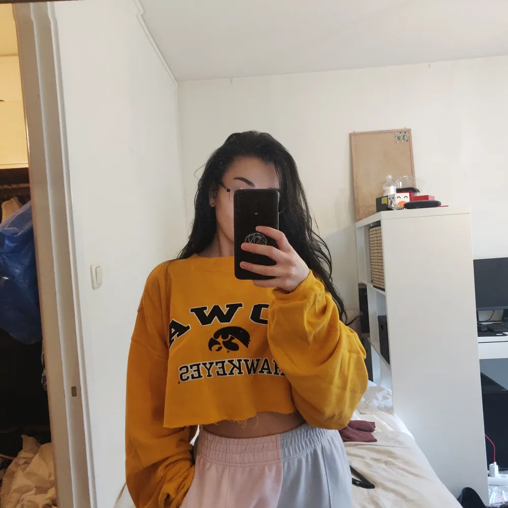 En gul oversized hoodie köpt från beyond retro som jag själv kroppade när jag köpte den. Hoodien är välanvända men i bra skick och ett av mina favoritplagg 🥰 Säljer då jag rensar massa och insett att den inte används tillräckligt mycket längre! . Hoodies.