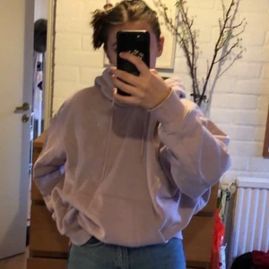Hoodie - Lavendelfärgad oversized hoodie från Weekday. Använd lite men i väldigt bra skick, och superskön! 