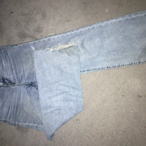 Ljusblåa jeans - Använd många gånger. Bra skick! Säljer dem för att dem blev för korta(jag är ca 168cm) och lite för små. Hög midjade, slitna i benen längst ner. Buda!!!!