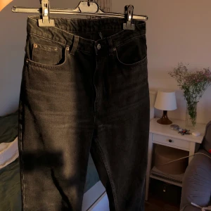 Weekday Voyage high straight jeans  - Knappt använda! Är 175cm lång och dom sitter perfekt i längden. Säljer för att dom inte längre passar i midjan 💔 Nypris 500kr