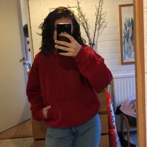 Hoodie - Mörkröd oversized hoodie från Weekday. Använd lite och i väldigt bra skick, och dessutom otroligt skön!