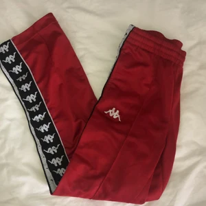 Röda kappa byxor 🤍 - Röda kappabyxor i bra skick, det finns tre fläckar på byxorna därav priset. Märks inte alls när man har på sig dem & går kanske bort i tvätten eller om man använder borttagningsmedel. Frakt gratis 🤍