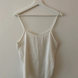 Siden linne🤍 - Siden linne, knappt använd! Tyget är lite see trough men inte så mycket att den är oanvändbar 🤍