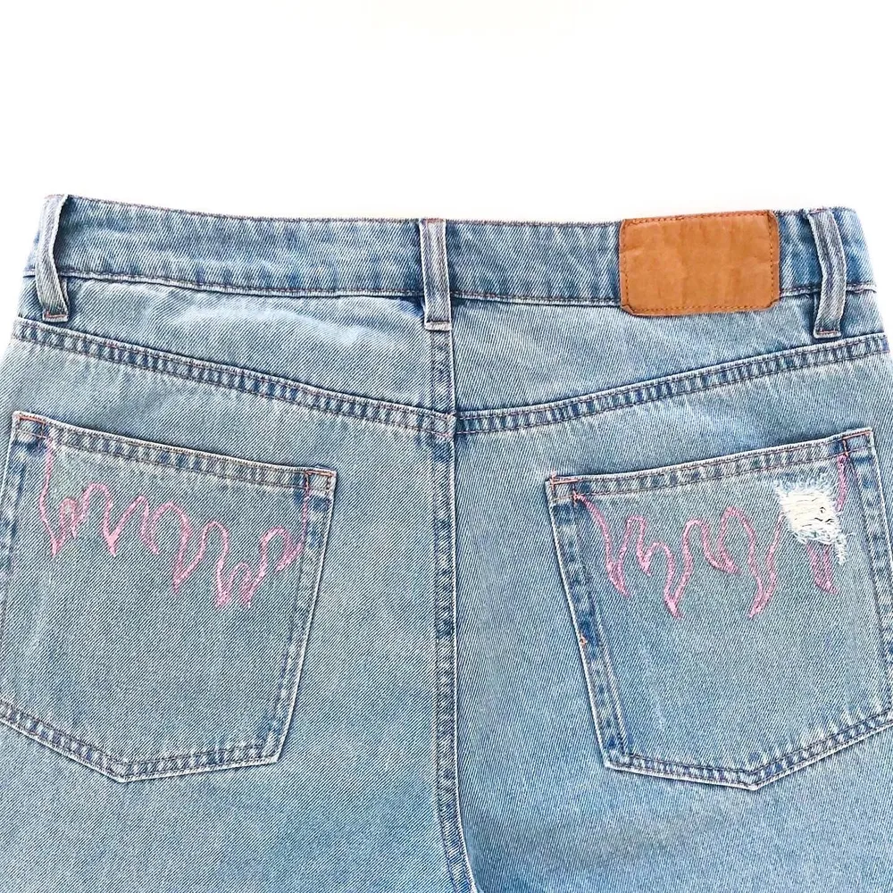 Jeans med egengjort tryck i bra skick. Skriv vid intresse och betalning sker via Swish💜. Jeans & Byxor.