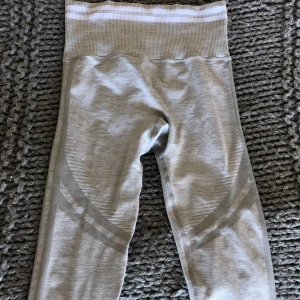 Seamlesstights - Superstrechiga och sköna träningstights i storlek M, de är oanvända och säljs då de är för stora för mig. De har en söm ibak som framhäver rumpan superfint! Kontakta gärna för mer bilder eller frågor. 🥰
