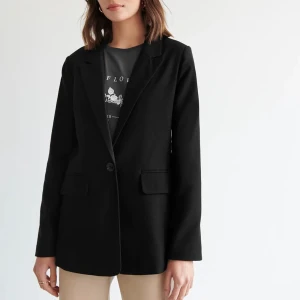 Svart klassisk blazer NY - Säljer den här svarta klassiska blazern från Ginatricot. Ny med prislapp på. Nypris 499, säljer för 200.