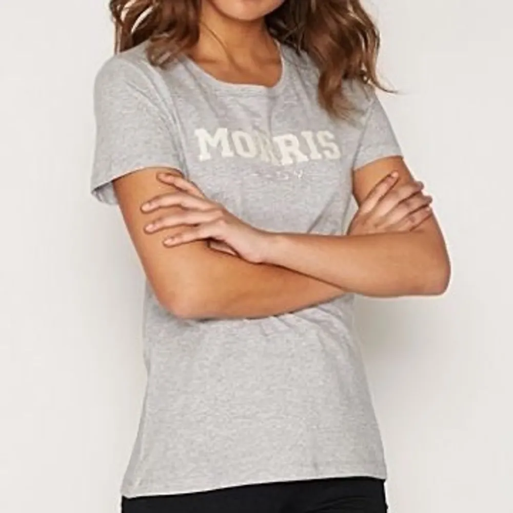 En ljusgrå morris tshirt för dam. Köpt på best of brands för ca. 500-600kr. T-shirts.