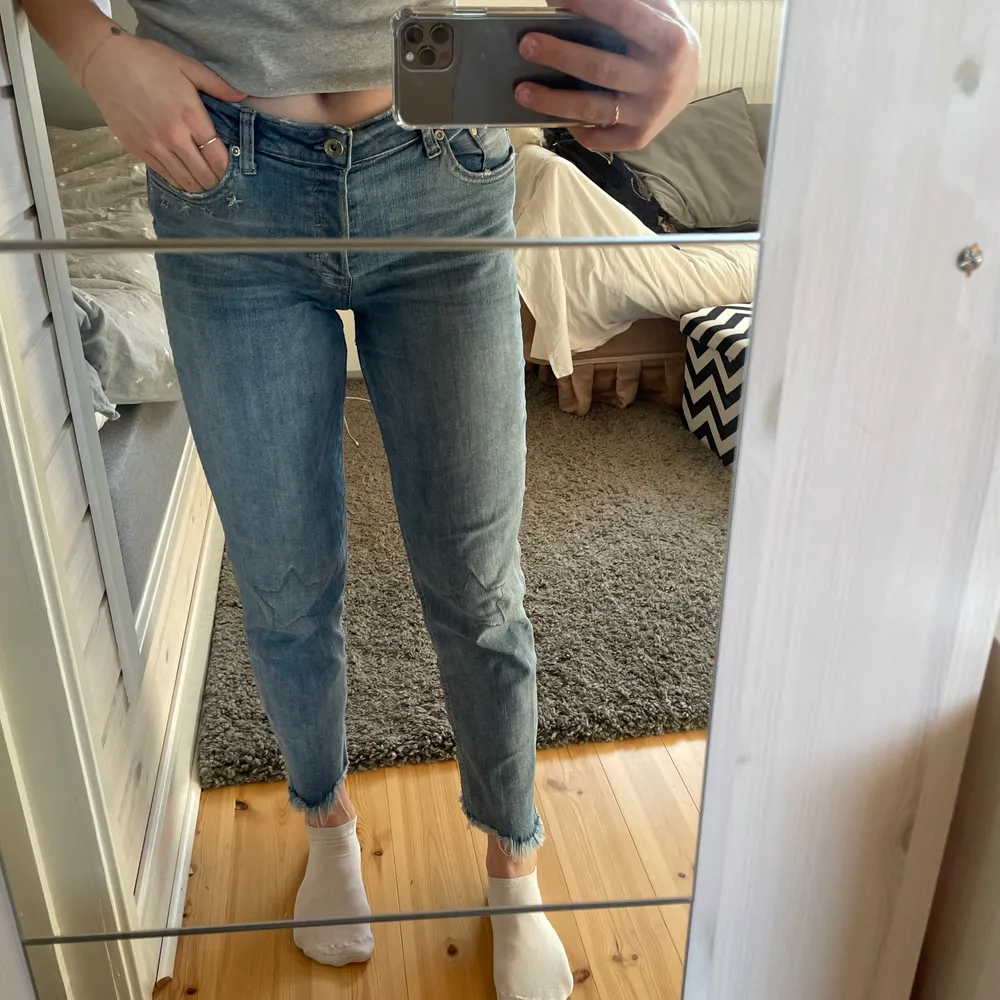 Snygga och mycket bekväma jeans från h&m. Stjärn detaljer på byxorna som gör det lilla extra! Sammarbete och collection med COACHELLA. Kan mötas upp i centrala Stockholm annars står köparen för frakt☺️. Jeans & Byxor.