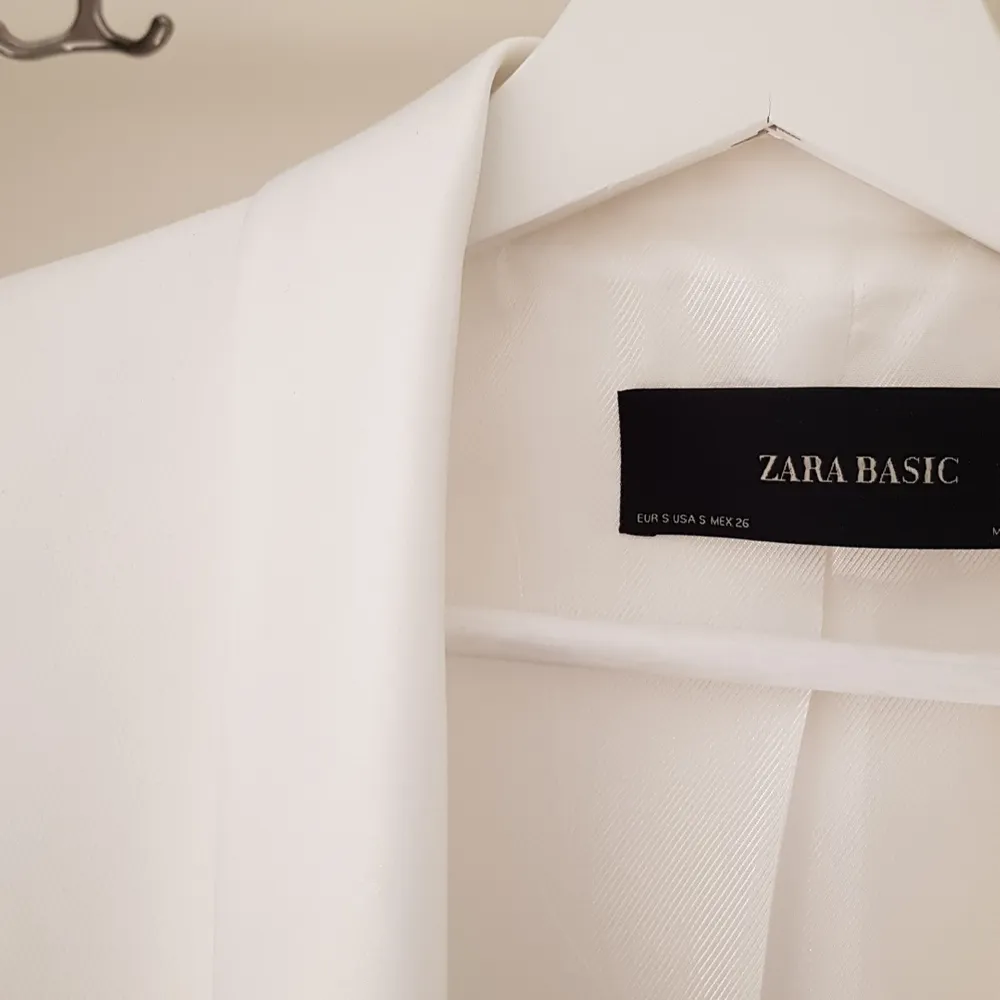 Jättefin kavaj från Zara i storlek S. Endast använd en gång, har aldrig kommit till användning. Vid snabb affär står jag för frakten! 🥰. Kostymer.