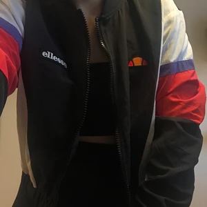 Ellesse vindjacka - Croppad vindjacka från Ellesse, knappt använd och nypris 849kr. Tveka inte att höra av er vid intresse🧡 Budgivning i kommentarerna!                                         frakt på 62kr tillkommer