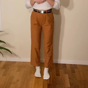 Kostymbyxor från vans - Ett par fina kostymbyxor från vans, lite stora i midjan så behövs nog ett bälte. I princip helt oanvända, så säljer eftersom att de inte kommer till användning