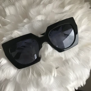 Ganni solglasögon i svart!  - Köpta i köpenhamn för ett år sedan men har inte användt så mycket. De är normalstora och lite lätt fyrkantiga i formen, de passar till absolut allt och är fräscha både på sommaren och vintern.😆💓 Nypris: 2000 (Fodral följer med också!) Buda!! 