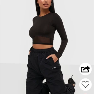 Mesh topp - Jag säljer min helt oanvända tröja ifrån Nelly med prislapp kvar i storlek xs, funkar både till vardags och speciella tillfällen. Helt oanvänd så den är helt nyskick. Nypris 250 men säljer för 100 plus frakt