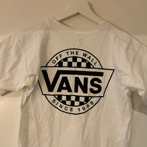 Vans T-shirt - Vit t-shirt från Vans i storlek S. Normal i storleken. Endast använd fåtal gånger. Pris kan diskuteras💞