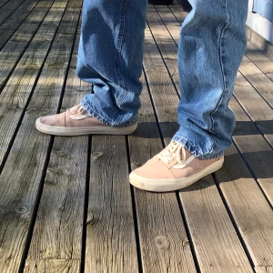 Vans Old Skool - Vans av modellen ”Old Skool” i ljusrosa färg. Har lätta missfärgningar på ovansida och på sulan, syns på bilderna.