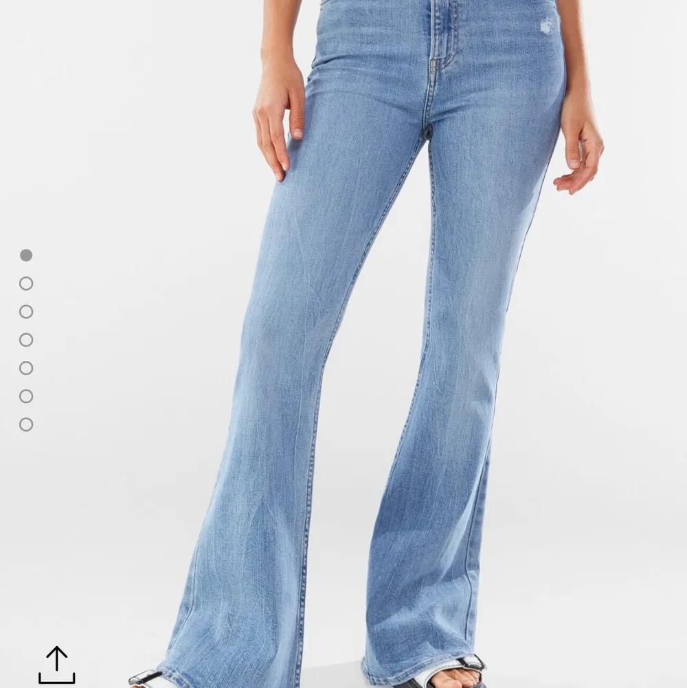 Säljer helt oanvända flare jeans från Bershka. Stl 38 ’Tall’. Dem är lite för stora för mig runt midjan! Väldigt stretchiga och sköna!💕💕 Skriv till mig för flera bilder :) Nypris:299. Jeans & Byxor.