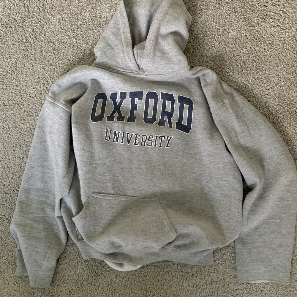 Säljer denna gråa hoodie som kommer ifrån Oxford. Den är alltså köpt i Storbritannien. Det är även en cool forsla att ärmmuddarna inte finns.. Tröjor & Koftor.
