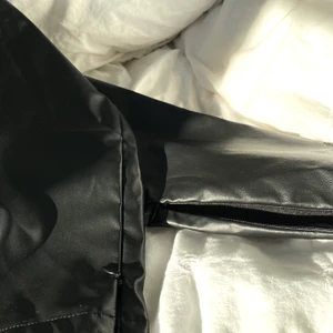 Skinbyxor  - Jättefina Skinbyxor ifrån Bik Bok har endast testa dem annars helt oanvända! De har en aning vaddering inuti och en super fin Slitz med dragkedja längst ner på byxan. Nypris 300 kr, betalning sker via Swish ✨