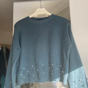 Tröja med pärlor - En jättefin tröja med pärlor från Chiquelle. Använd fåtal gånger. Står ingen storlek men skulle säga S/M. 150kr eller högsta bud☺️
