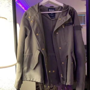 Svea jacka - Oanvänd Svea jacka. Jättefin och aldrig använd (bara testad) , pris lapp sitter kvar (se bild) pris 250kr + Frakt❤️ ( kan gå ner i pris vid snabb affär) 