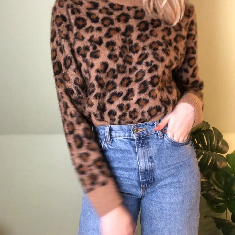 Leopard tröja som är långärmad. Köpt på HM för nått år sedan men bra skick 💜 Titta in mina andra annonser då jag ofta ger paketpris och rabatt vid köp av flera plagg 🥰. Stickat.