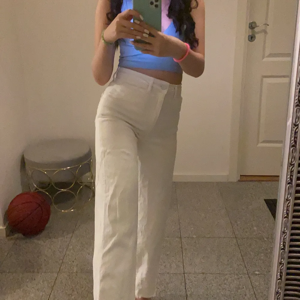 Lite skrynkliga på bilden men jätte fina vita jeans för petite tjejer. Jag är 154 och den passar perfekt på mig. Jeans & Byxor.
