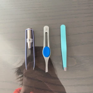 Pincetter - Nu säljer jag tre olika pincetter! Den lila har även en liten lampa så att man ser ögonbrynen tydligare! Verkligen så lyxigt och något man inte hittar i affärerna längre! Det är bara att trycka på den lilla knappen så tänds den! Man kan även vrida lampan lite så att ljuset hamnar perfekt! Eftersom den här typen av pincetter är väldigt efterfrågade så tänker jag att om efterfrågan är hög i den här appen så kör vi en mini budgivning och börjar på 50 kr❤️ De andra pincetterna är 40 kr/st