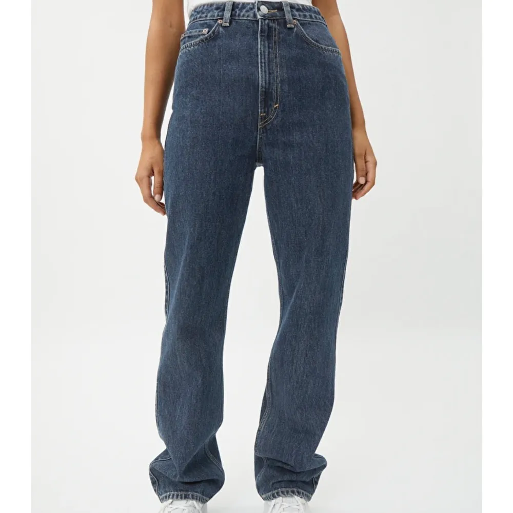 Ett par straightleg rowe jeans i färgen ”win blue” från weekday. Aldrig använda💙. Jeans & Byxor.