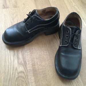 Vintage Dr Martens - Vintage dr martens i strl 5. Svarta med vita sömmar. Klumpklack och kvadratisk tå. Skinnet är något avskavt på fåtal ställen, vilket jag lätt åtgärdat med skokräm. I övrigt bra skick, redig kvalitet. Skickar gärna fler bilder i DM. Kan mötas upp i Malmö.