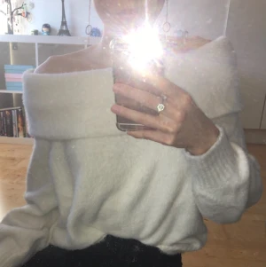 Vit tröja från hm - En vit jättemjuk tröja från H&M i storlek M, men passar även en S. Använd en gång🥰Köparen står för frakt 🚚 