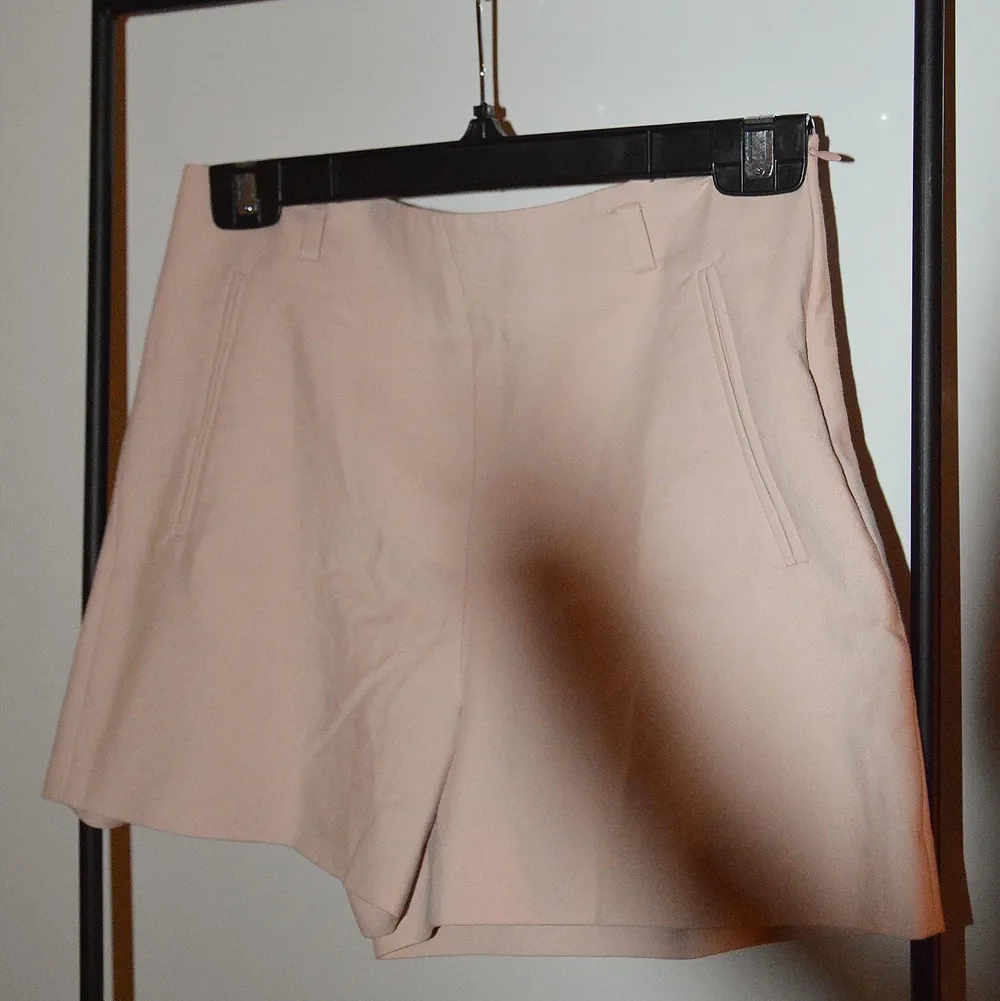 Ett par puder rosa snygga shorts från Zara! Tyvär för stora för mig✨. Shorts.