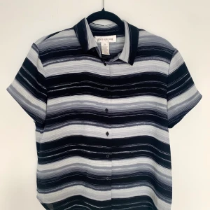 Retro Vintage randig skjorta  - En randig retro skjorta i svart, grått och vitt. Snygg både öppen och stängd. Storlek 10 (typ 40) även snygg som oversize! Mycket gott skick!