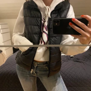 Svart dunväst från Mango!  - Svart dunväst från Mango! Det finns även en luva till, som ingår! 