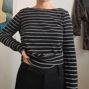 Randig tröja - Köpte den när jag läste Flora Wikströms blogg. Och 100 andra randiga tröjor. Enkel, basplagg, använd men i bra skick.