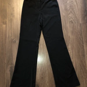 Bootcut kostymbyxor - Säljer dessa kostymbyxor från Bik Bok då de är för små. Storlek S💞