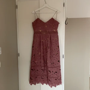 NA-KD ”Flower Dress” Strl S - Superfin lila-rosa klänning i storlek S från NA-KD. Köpt 2017 men endast använd 3 gånger så den är i mycket bra skick. Perfekt till bröllop, bal eller midsommar. Klänningen slutar ungefär på mitten av vaderna. 