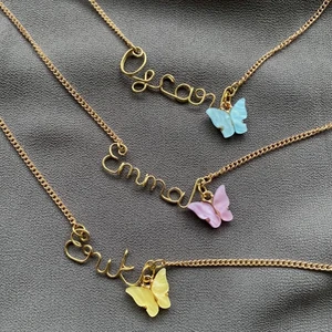 Egendesignat - Designar och säljer halsband med namn, har i färgerna Guld och Silver, man kan också välja ha de som armband o då kostar det 59 kr🤍Gör alla namn oavsett längd 16kr frakt MED FJÄRIL=65kr❤️