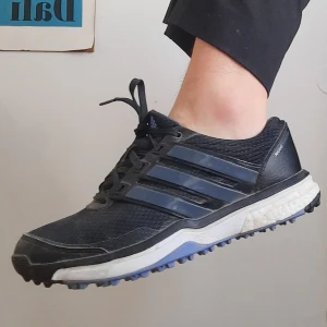 Adidas - Används inte. Köpte de av något barn på någon loppis här i Malmö. De är i bra skick, lite smutsiga 