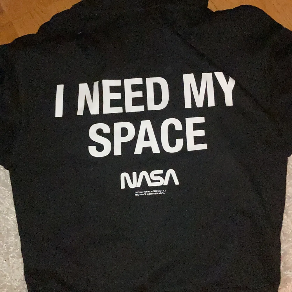 Svart NASA hoodie från HM. Aldrig använd! . Hoodies.