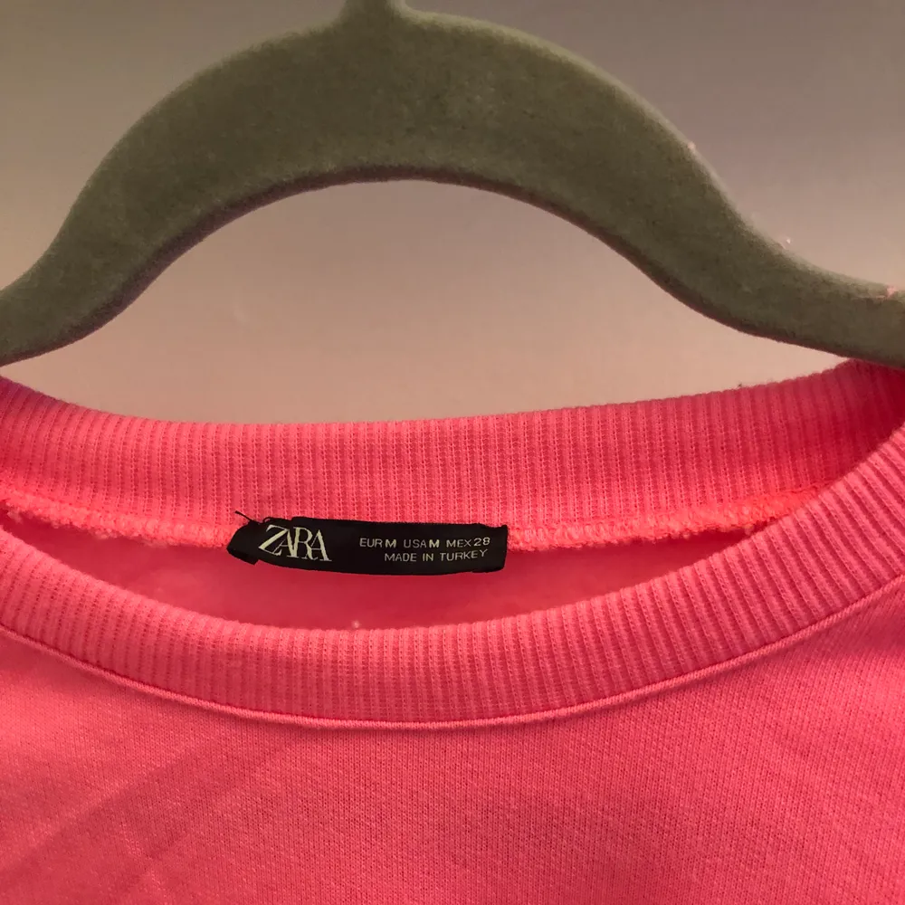 Rosa kroppad tjock tröja från zara. Använd en gång så i fint skick. Jätte skönt material. . Tröjor & Koftor.