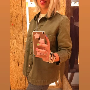 Weekday jacka - Jag säljer min favorit jeansjacka från Weekday i militärgrön 💚💚🌱🤍 storlek S, köparen står för frakt!! Är osäker om fraktpris för tillfället!💕