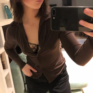 Brun skjorta/blus!! - Säljer en brun skjorta/blus i ett silkes-material från Pretty Little Thing, sjukt snyggt till fest eller vardags🤎🤎🤎 oanvänd med prislappkvar, storlek S!! Köparen står för frakt :) 🤍