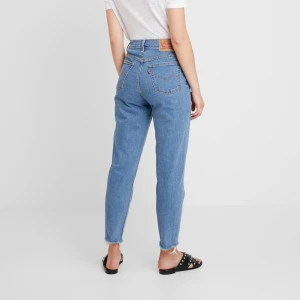 Levi’s Mom Jeans, W29 H30 - Stretchigt material och väldigt bekväma! Så gott som nya, använda en gång. Kontakta mig för fler bilder eller om du är intresserad! 