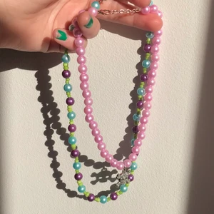 Säljer halsband och armband💟 - Du får designa ditt egna smycke själv. Det man kan bestämma är följande: pärlor (färg och strl), mönster, bokstavspärlor, berlock och längd på smycke. All info står på bilderna. I nästa inlägg ser ni vilka pärlor som har vilka nummer samt info om priser.