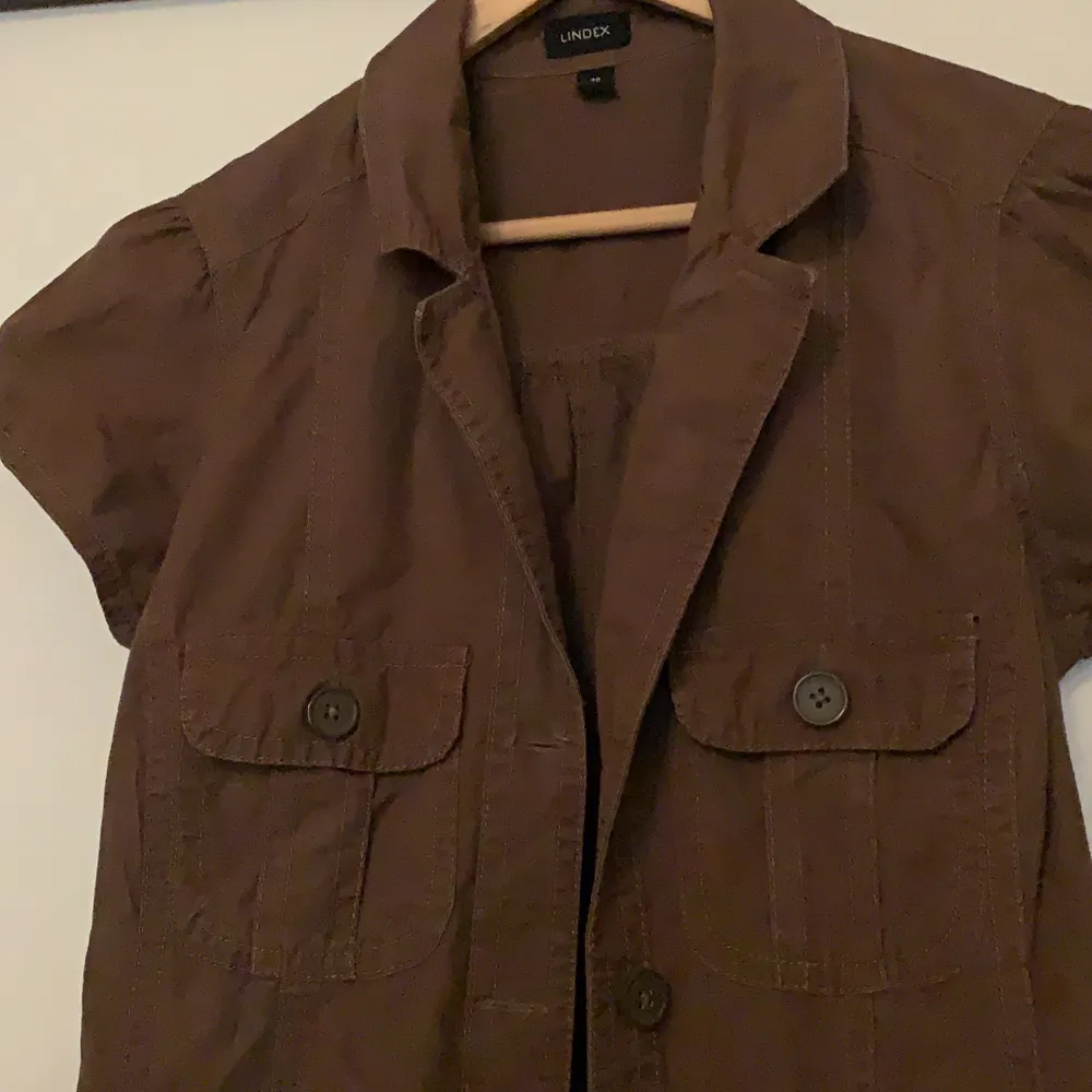 Så cool lång brun skjortklänning storlek 40. Blivit lite dassig.  . Skjortor.