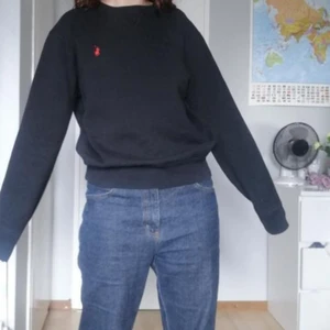 Svart college tröja - Säljer tröjan eftersom att den inte är min stil tyvär. Den sitter jätte fint på men inte så oversized. 