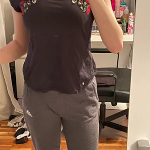 T-shirt från FB Sisters - Köpt på new yorker för något år sen, mycket använd men bra skick.