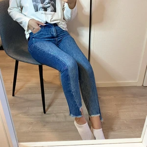 Jeans - Säljer mina snygga jeans i tvådelad färg från monki då de inte används. Färgerna syns bäst på bild 1. Jag är 167 lång. De sitter tajt och snyggt där bak och är raka i benen 🦋 Älskar detaljerna längst ner där de är kortare på ”insidan” och längre på andra sidan och även lite slitna 😍 Köparen står för frakt 💕