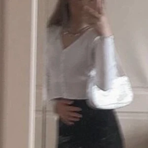 Vit baguetteväska - En jättefin vit baguetteväska som jag köpt här på Plick! Det var flera intresserade så startade en budgivning. Buda med minst 10 kr! Budgivningen slutar tisdagen den 11/5